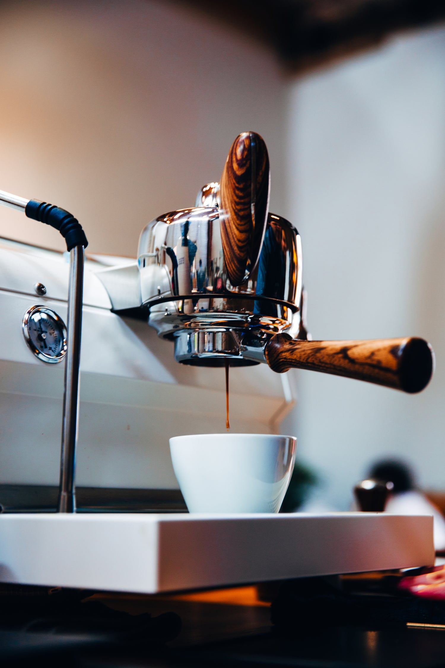 Espresso machine extracting a sho of Brewno Specialty Coffee